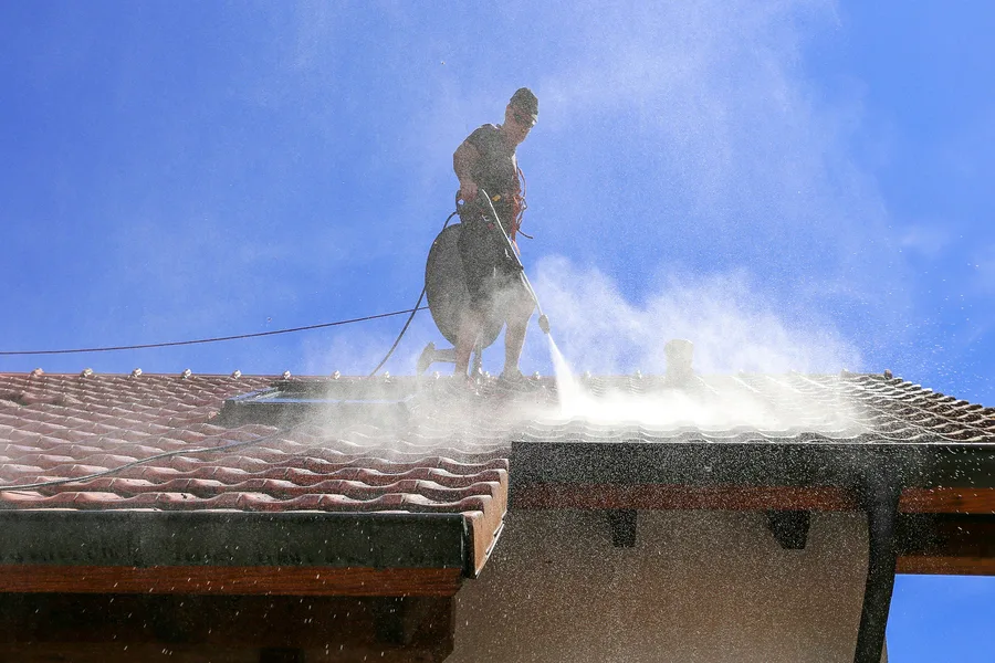 How Soft Washing Protects Roof Shingles From Algae Growth in Williamsburg, VA